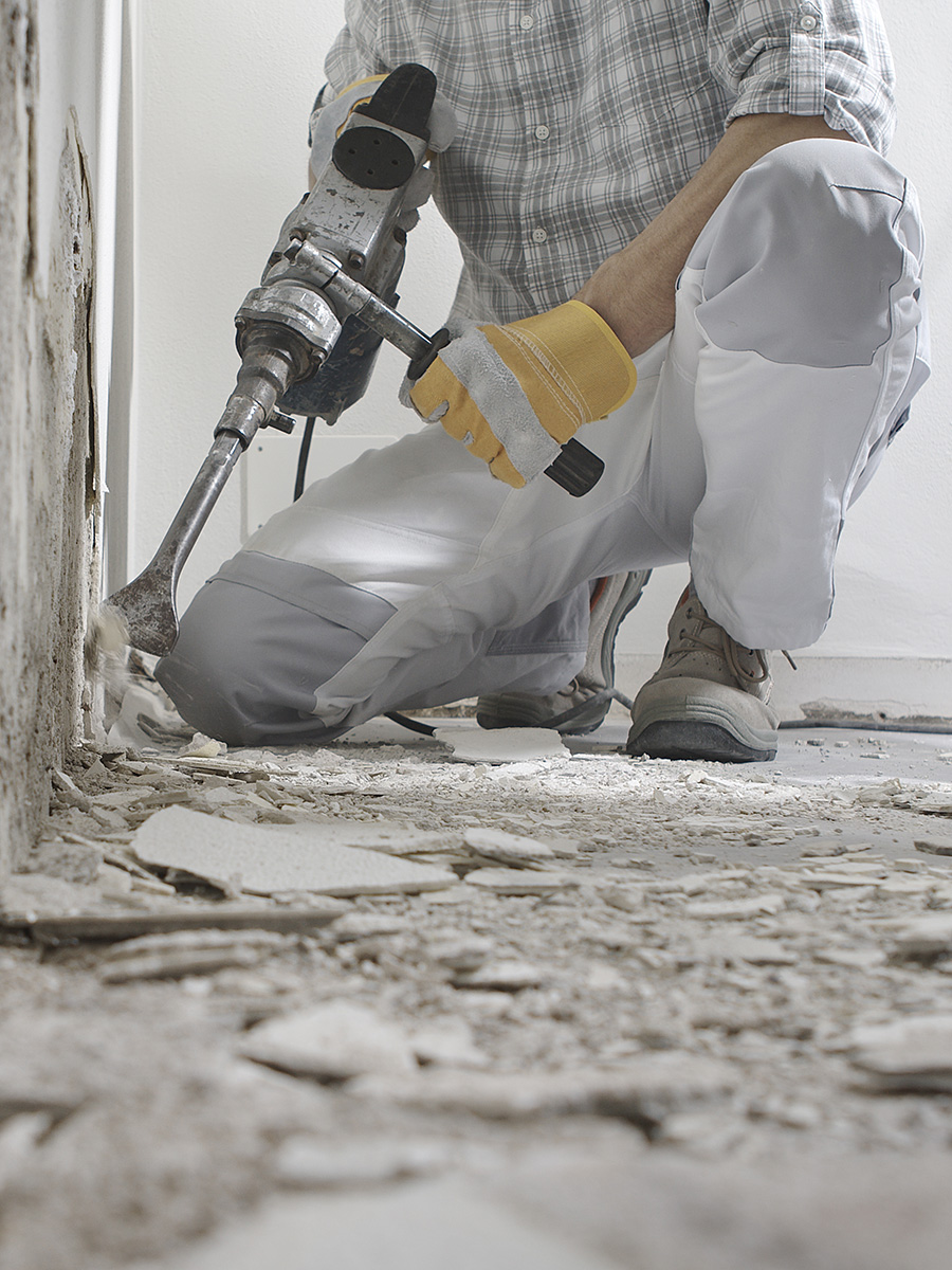 Über mich, Handwerker bei der Sanierungsarbeit